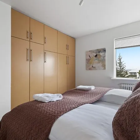 Apartment Icelands Biggest Mall At 8 Minute Walk - Free Parking Reykjavik